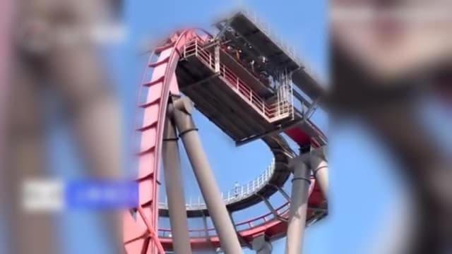 中国上海游乐园过山车故障 游客空中停滞十分钟