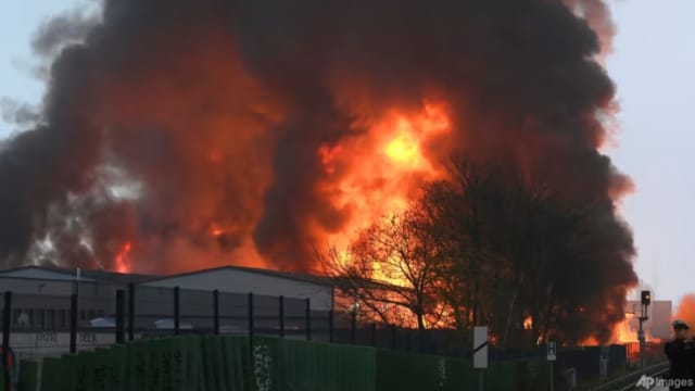 德国汉堡多个仓库失火 当局警告空气中可能存在有毒物质