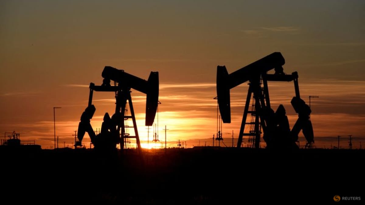 Harga minyak sedikit lebih rendah karena data ekonomi AS yang beragam dan stok minyak mentah meningkat