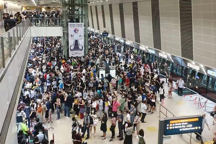 The scene captured by a social media user of Bishan MRT Station along the Circle Line, which intersects with the North-South Line, on the morning of May 10, 2022. The scene captured by a social media user of Bishan MRT Station along the Circle Line, which intersects with the North-South Line, on the morning of May 10, 2022.
