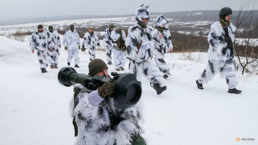Ukrainian troops train with new British arms amid Russia tensions