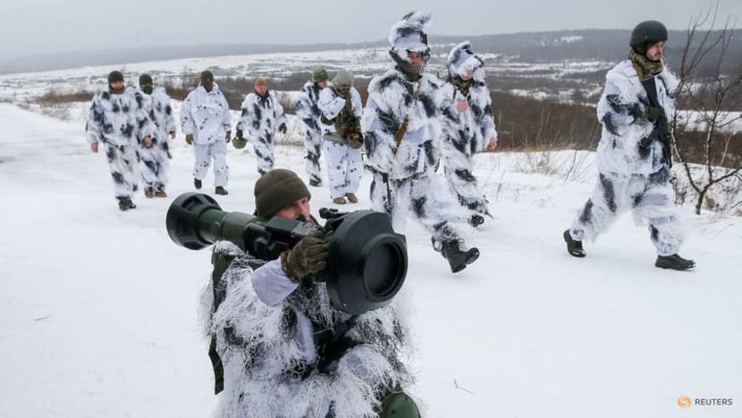 Ukrainian troops train with new British arms amid Russia tensions Ukrainian troops train with new British arms amid Russia tensions
