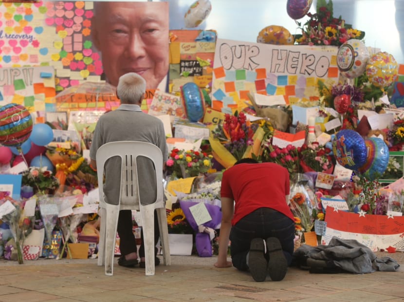 Tribute sites for Mr Lee Kuan Yew draw visitors from all walks of life