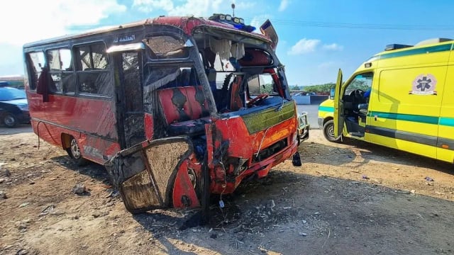 埃及迷你巴士坠入运河 至少21人死亡包括三孩童