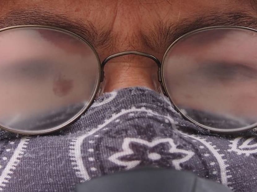 How to prevent your glasses from fogging when wearing a mask 