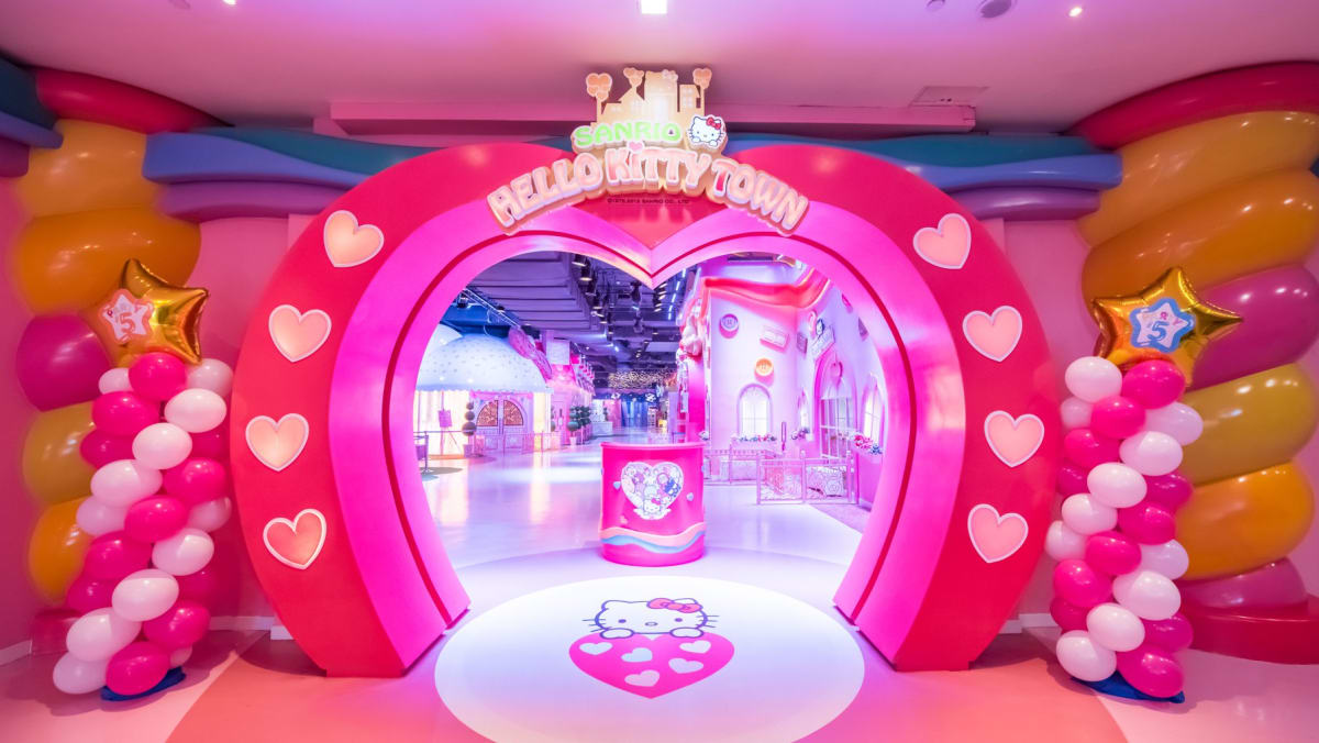 Hello kitty legoland hotsell