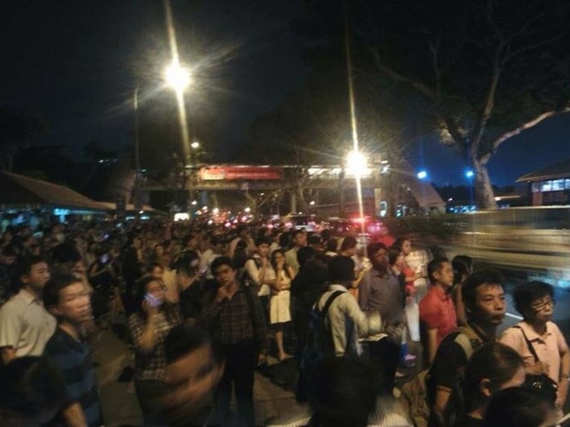 MRT breakdown: North-South, East-West lines down for hours MRT breakdown: North-South, East-West lines down for hours