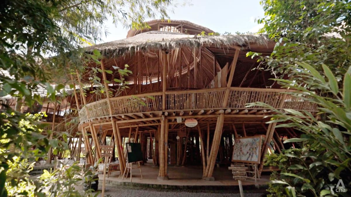 this-school-in-bali-shows-that-a-space-for-education-can-be-beautiful-and-eco-friendly