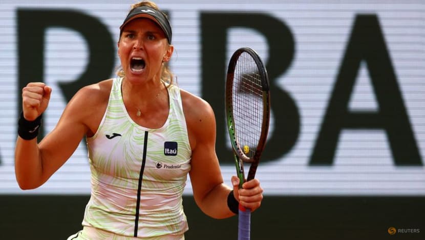 Swiatek feels the heat but ends Haddad Maia's run to reach Paris final