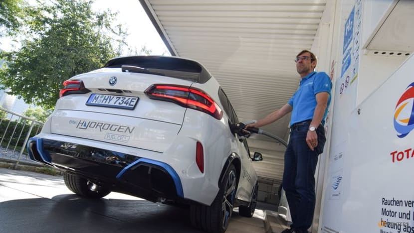 German auto giants place their bets on hydrogen cars German auto giants place their bets on hydrogen cars