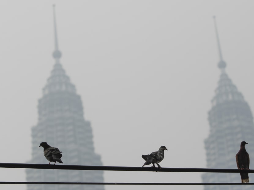 Malaysia's landmark building, Petronas Twin Towers, shrouded with haze in Kuala Lumpur, Malaysia, Sunday, Oct. 4, 2015. Photo: AP