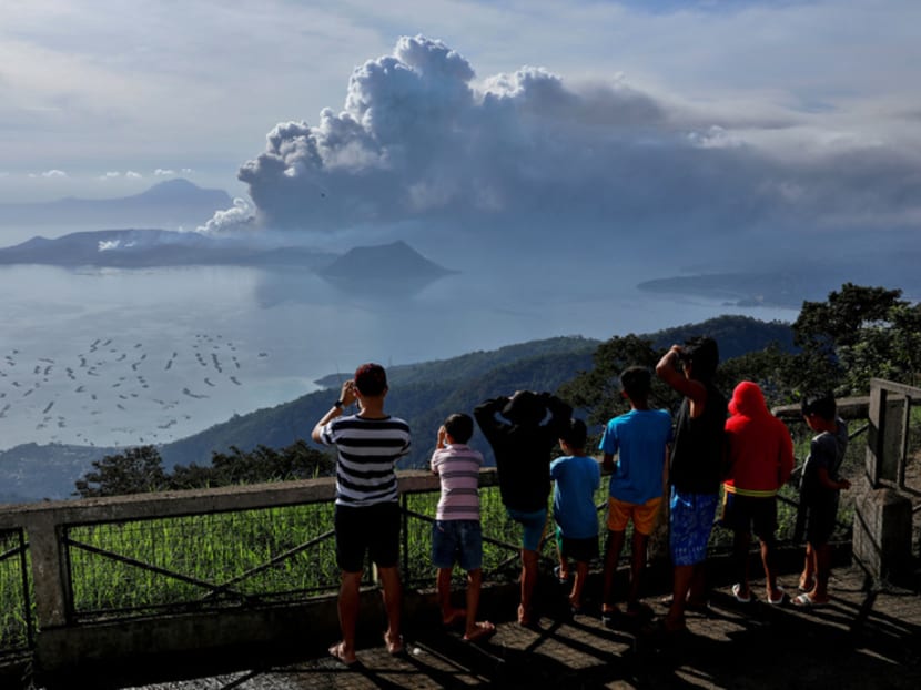 Residents look at the erupting Taal Volcano in Tagaytay City, the Philippines on Jan 13, 2020. Residents look at the erupting Taal Volcano in Tagaytay City, the Philippines on Jan 13, 2020.