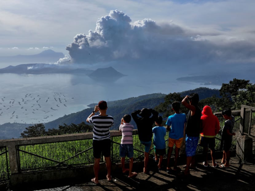 Residents look at the erupting Taal Volcano in Tagaytay City, the Philippines on Jan 13, 2020.