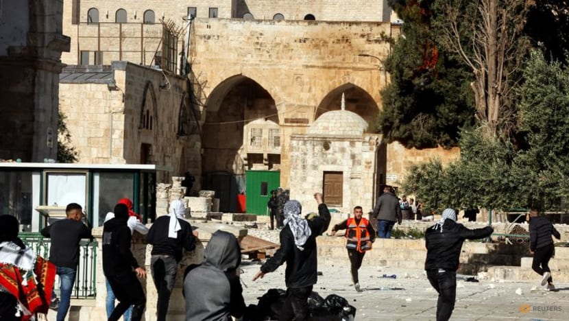 Palestinians clash with Israeli police at Jerusalem holy site, 31 injured Palestinians clash with Israeli police at Jerusalem holy site, 31 injured