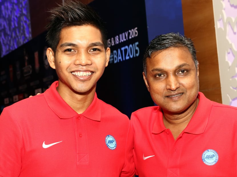 Izwan Mahbud (left) poses with V Sundramoorthy during the pre-match press conference ahead of the match between Arsenal and Singapore of the 2015 Barclays Asia Trophy Tournament at the Grand Hyatt Hotel on July 14, 2015 in Singapore. Photo: Getty Images