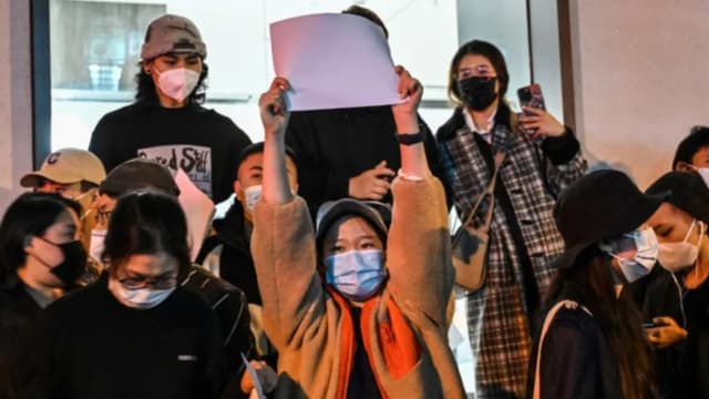 中国多地掀“白纸示威”浪潮 高举白纸抗议成象征
