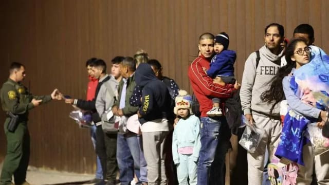 美国非法移民入境规定结束 美墨边境大批移民涌入