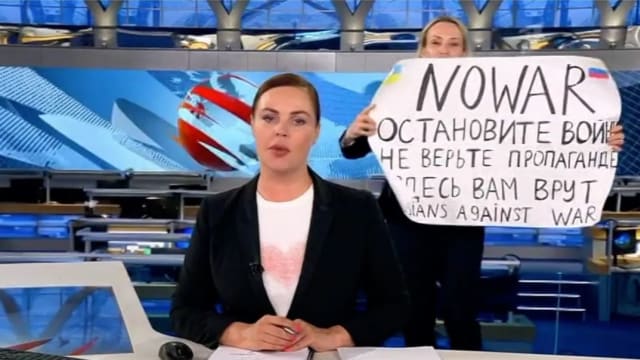 “他们在这里骗你！”俄电视台女编辑闯摄影棚抗议