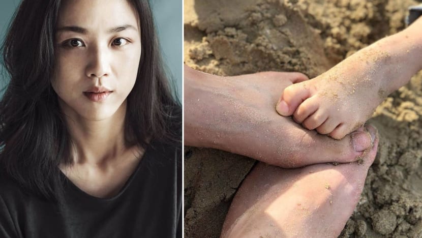 Tang Wei posts picture of daughter at the beach