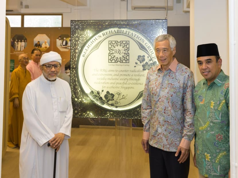 Prime Minister Lee Hsien Loong (second from right), posing with Ustaz Mohamad Ali (far right) and Ustaz Mohamad Hasbi Hassan (left), said that the Religious Rehabilitation Group helps to counter extremism, as well as promote interfaith bonds in society.
