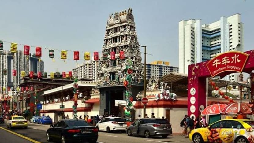 Penganut Hindu tersungkur ke dalam lubang bara api di Kuil Sri Mariamman Penganut Hindu tersungkur ke dalam lubang bara api di Kuil Sri Mariamman