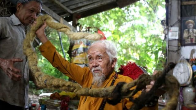 越南92岁老翁五米长发留近80年 “如果剪掉我会死！”