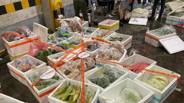 当局在大士关卡 起获从泰国非法进口的1.4公吨食品