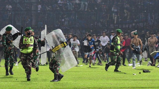 印尼足球赛践踏事件 警员和球赛主办方将被控