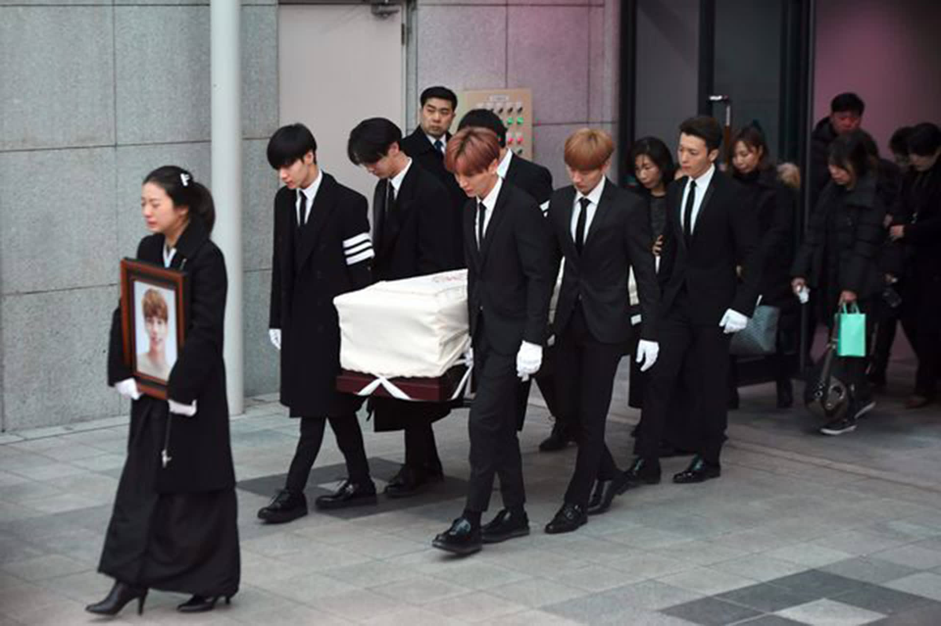 SHINee Bandmates Lay Kim Jonghyun To Rest SHINee Bandmates Lay Kim Jonghyun To Rest