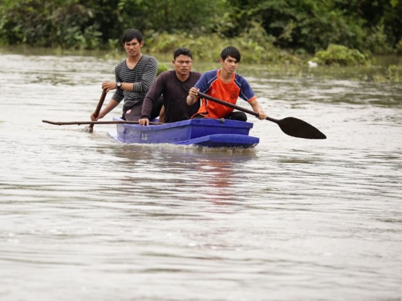 Rescue workers search for two missing boys who went missing during a flash flood in the southern Thai province of Pattani, on December 6, 2016. Photo: AFP