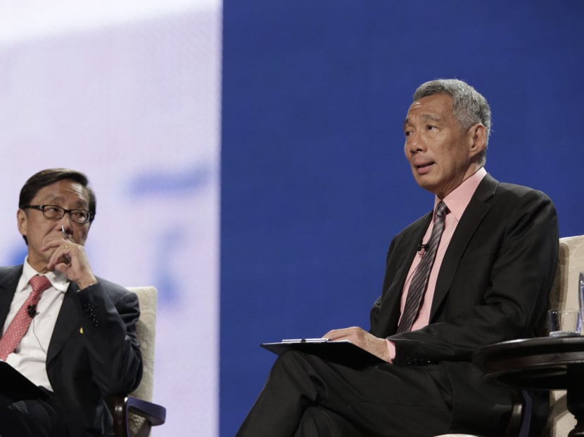 PM Lee Hsien Loong (right) and Ho Kwon Ping (left) Chairman of SMU at Ho Rih Hwa Leadership In Asia Public Lecture Series. Photo: Wee Teck Hian/TODAY