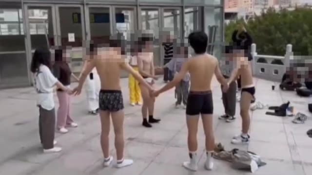 台湾大学生玩游戏脱到剩内裤