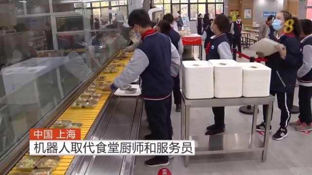 中国上海机器人 取代食堂厨师和服务员