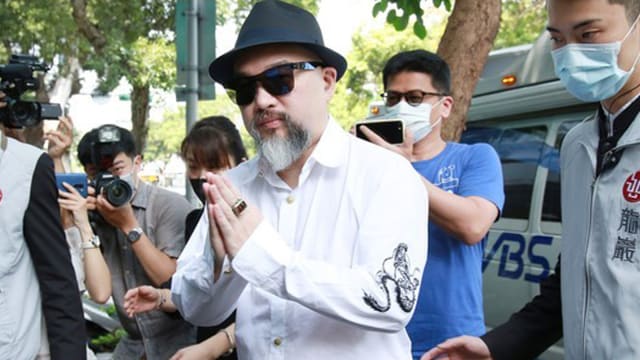 辛龙仍走不出丧妻之痛　抱刘真衣服和闻梳子平复心情