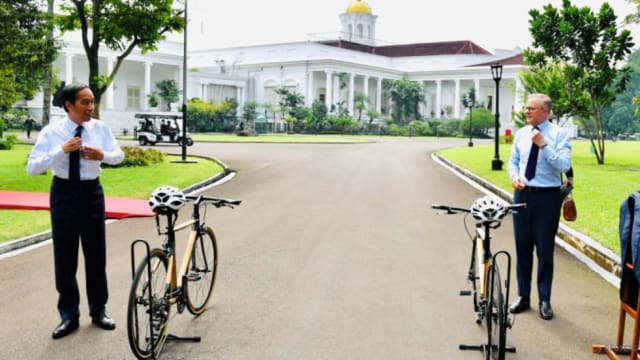 澳洲新总理到访印尼 同佐科骑脚踏车会谈