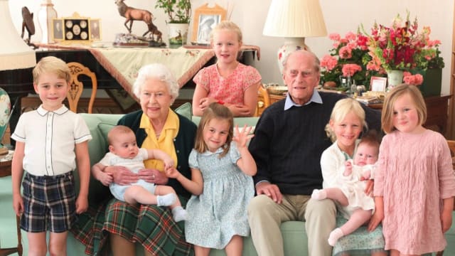 【菲利普亲王逝世】缅怀亲王 英女王夫妇与七曾孙合影首次曝光