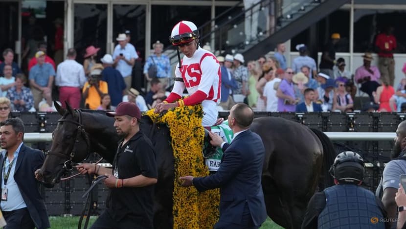Horse racing-Early Voting overcomes scorching heat to win Preakness