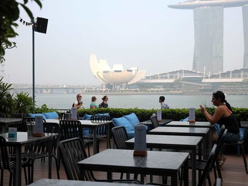 An eatery near One Fullerton at about 5.15pm on Wednesday (Sept 18). Staff at various eateries in the area and at Boat Quay said business had been very slow since the haze got worse, even at lunchtime, which is usually crowded.