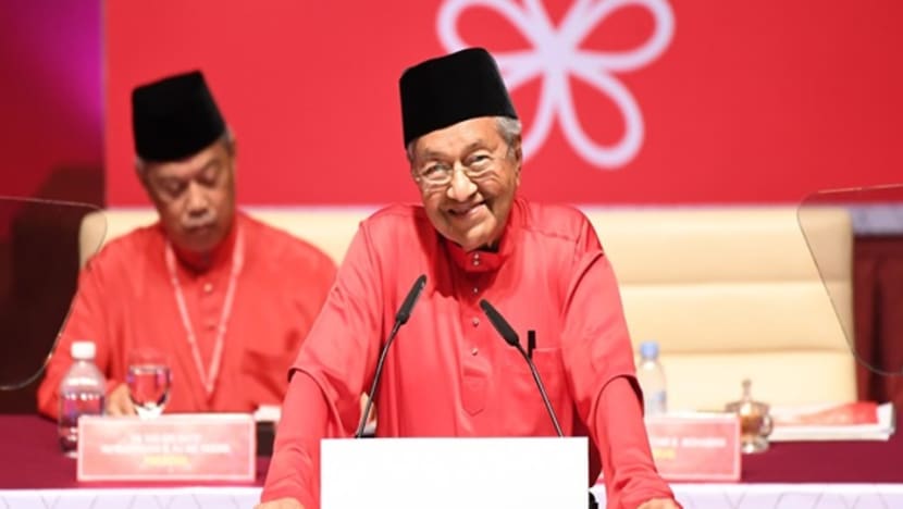 Former Malaysian PM Mahathir and 4 other MPs sacked from Bersatu Former Malaysian PM Mahathir and 4 other MPs sacked from Bersatu