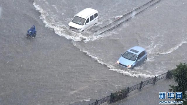 中国郑州暴雨成灾 12人死亡10万人疏散 