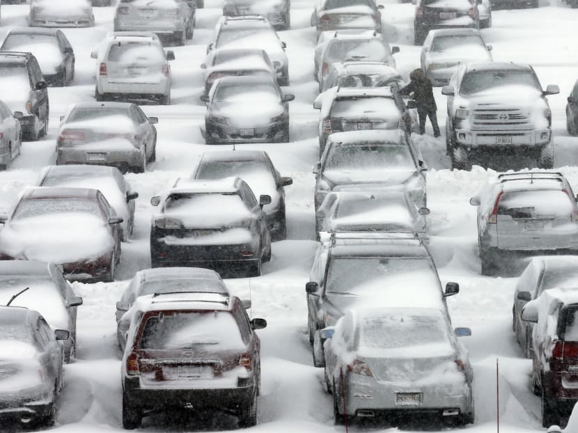 Storm blankets Midwest in snow, creeps toward Northeast