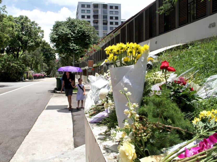 Singaporeans leaving floral tributes near the late Mr Lee Kuan Yew’s Oxley Road home. Photo: Robin Choo/TODAY