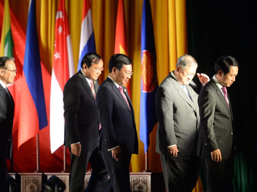 (L-R) Thailand's Foreign Minister Don Pramudwinai, Cambodia's Foreign Minister Prak Sokhonn,  Vietnam's Foreign Minister Pham Binh Minh, Brunei's Foreign Minister Lim Jock Seng, Laos' Foreign Minister Saleumxay Kommasith and Philippines' Foreign Minister Perfecto Yasay walk down from the podium after a group photo session during the opening ceremony of the Association of Southeast Asian Nations (Asean)'s 49th annual ministerial meeting in Vientiane on July 24, 2016. Photo: AFP