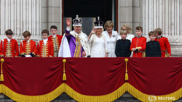 英王伉俪现身白金汉宫阳台 王室成员不见哈里王子身影