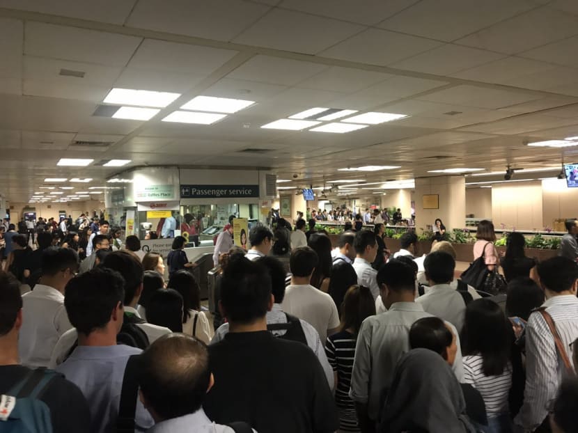 A crowd of commuters at Raffles Place MRT station waiting for the train. A signalling fault near Ang Mo Kio MRT station has caused rush-hour delays on the North-South Line on Thursday (Aug 17). Photo: Alicia Wong