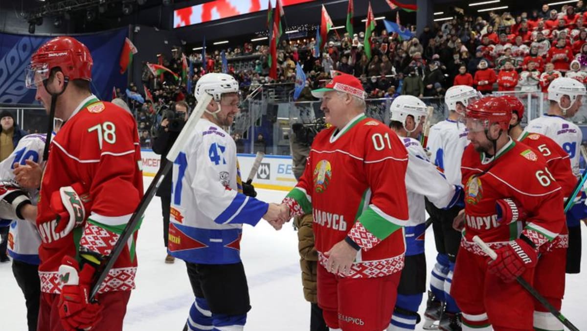 Lukashenko bermain hoki es saat krisis menajam di perbatasan Belarus-Uni Eropa
