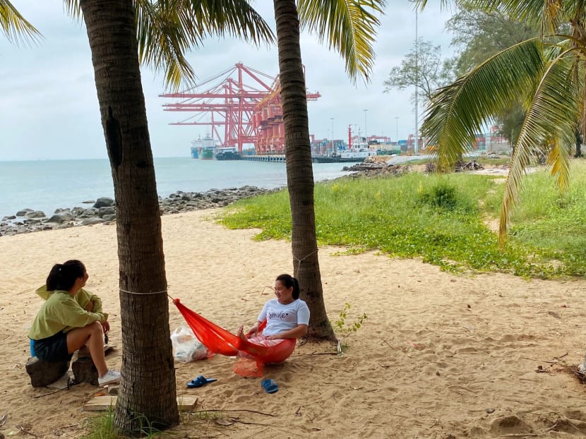 Tranquil Hainan Island on China’s southern coast has built a new container port, cut taxes and tariffs and introduced other policies that could help it compete with Hong Kong as a shopping and investment destination.