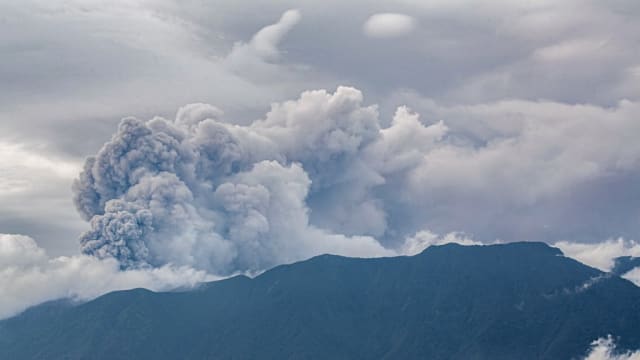 印尼苏岛马拉皮火山爆发 火山灰柱喷至3000米高