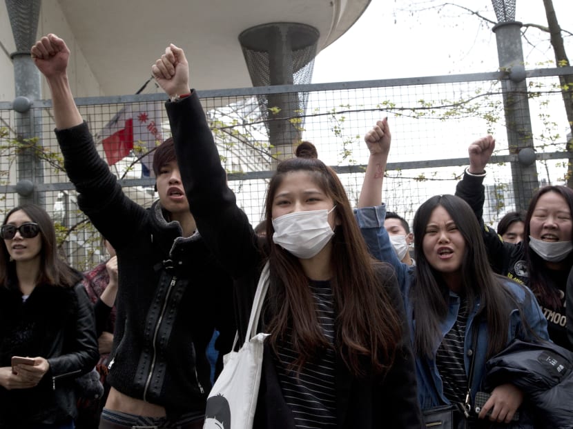 Demonstrators from the Asian community protest outside Paris' 19th district's police station, Tuesday March 28, 2017. Violent clashes in Paris between baton-wielding police and protesters outraged at the police killing of a Chinese man in his home have seen three police officers injured and 35 protesters arrested, authorities said Tuesday. Photo: AP