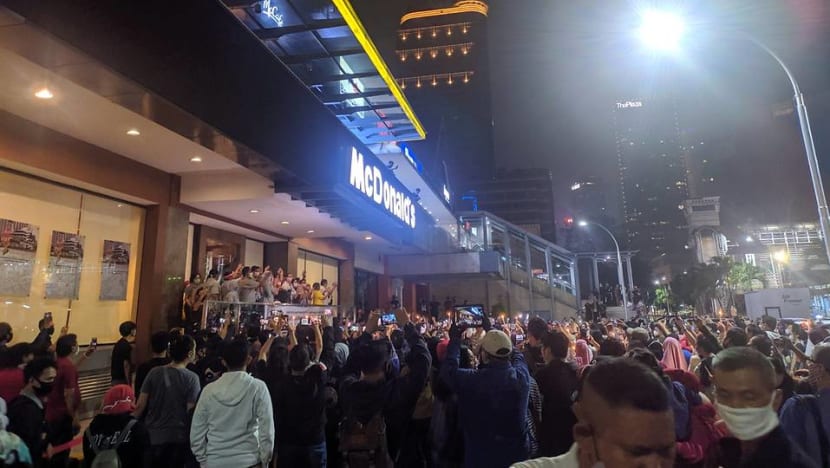 Crowd gathers to bid farewell to Indonesia's first McDonald's outlet in Jakarta Crowd gathers to bid farewell to Indonesia's first McDonald's outlet in Jakarta